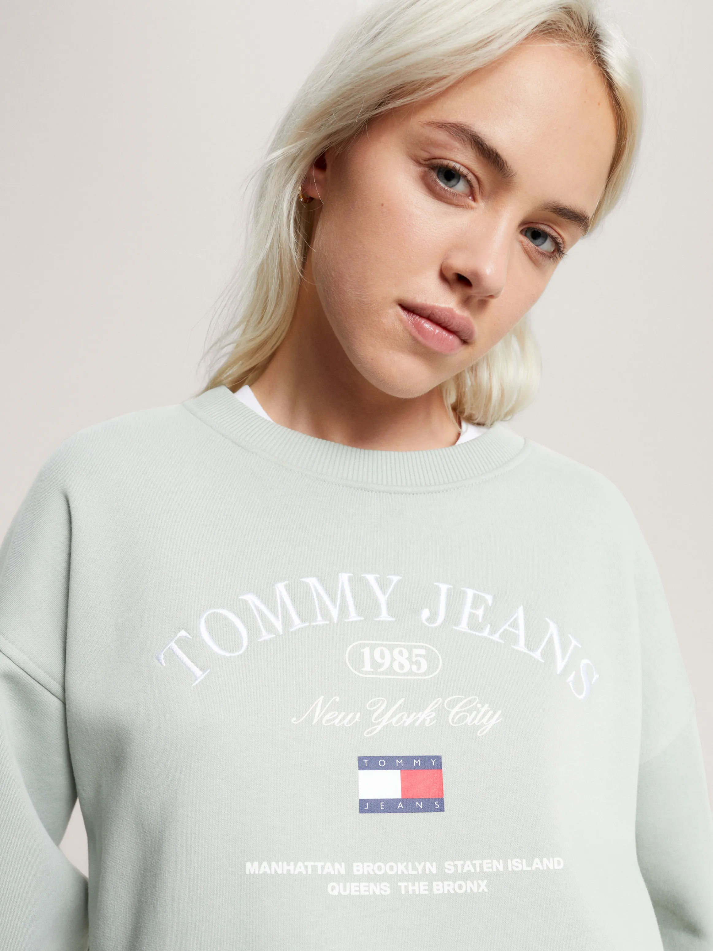 Crew Neck Logo Relaxed Sweatshirt | Sweatshirts & Hoodies | Tommy Jeans