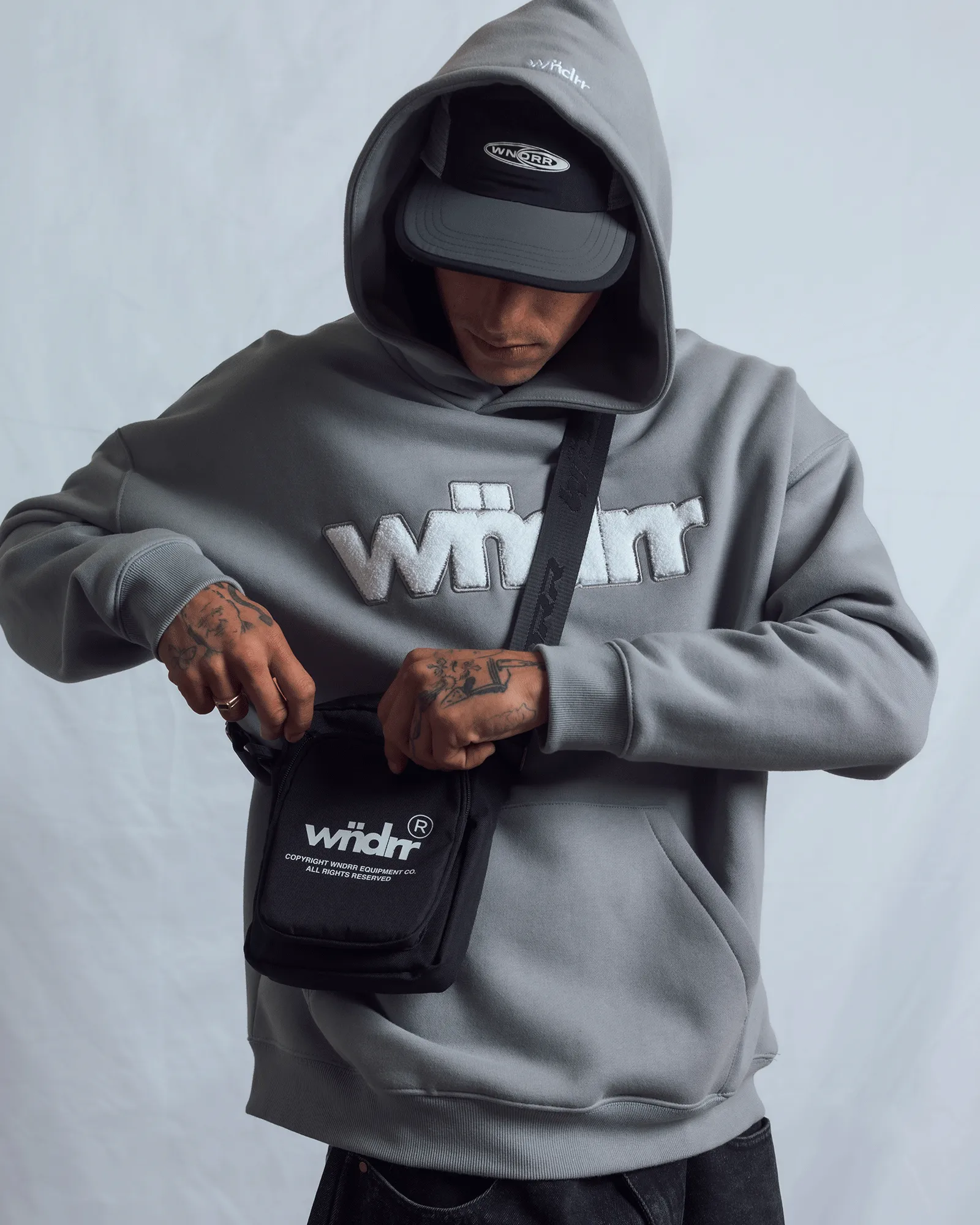 TONE HOOD SWEAT - CEMENT GREY