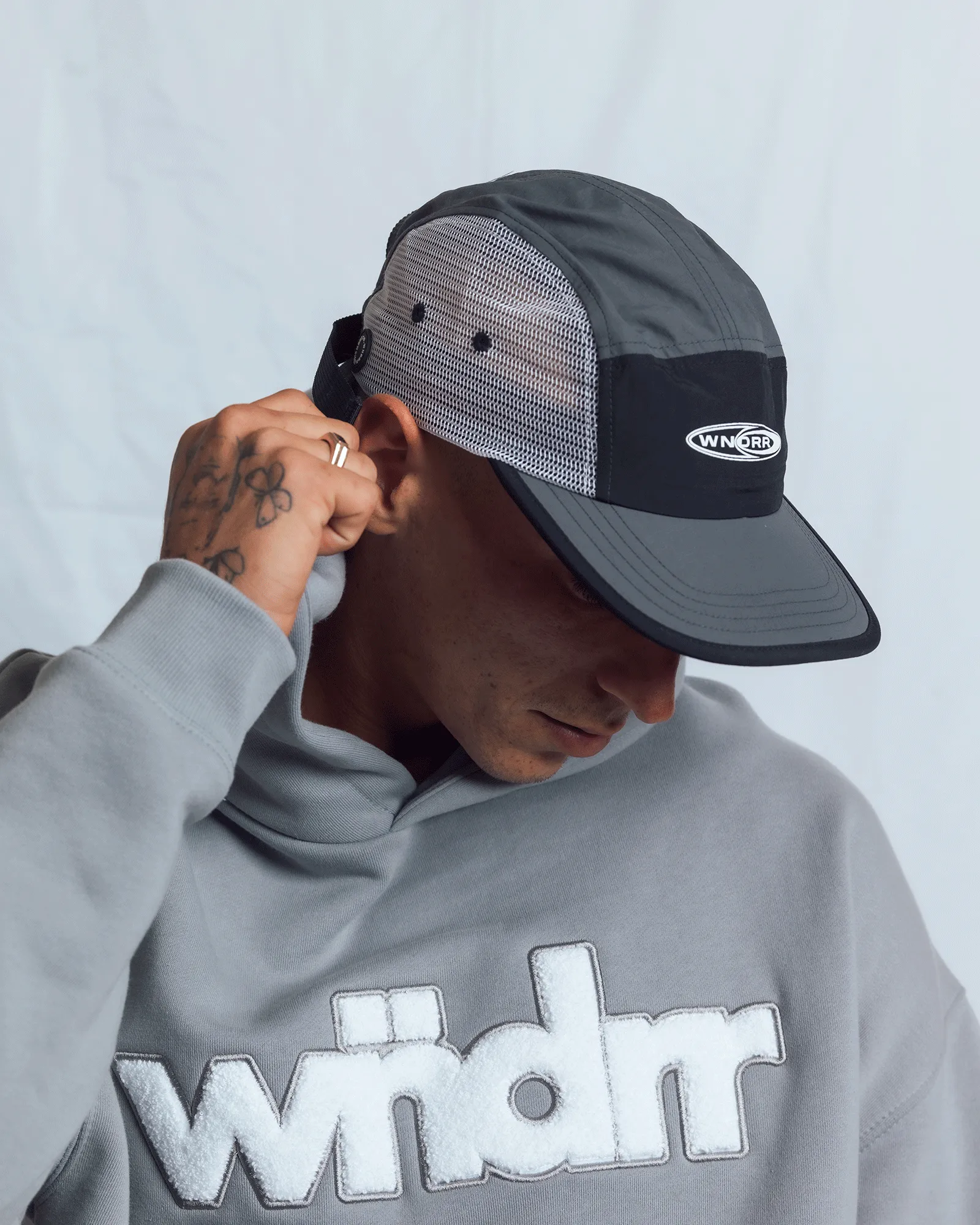 TONE HOOD SWEAT - CEMENT GREY